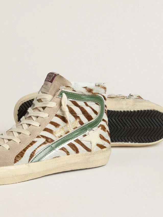 Damen-Slide aus Ponyfell mit Zebra-Print und grünem Laminat-Leder-Einsatz