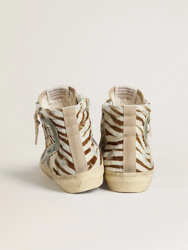 Damen-Slide aus Ponyfell mit Zebra-Print und grünem Laminat-Leder-Einsatz