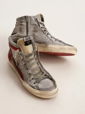 Damen-Slide mit Obermaterial aus silbermetallischem Leder und rotem Metallic-Leder-Akzent