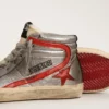 Damen-Slide mit Obermaterial aus silbermetallischem Leder und rotem Metallic-Leder-Akzent