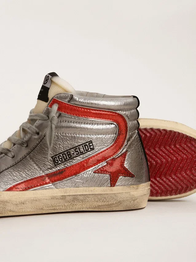 Damen-Slide mit Obermaterial aus silbermetallischem Leder und rotem Metallic-Leder-Akzent
