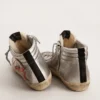 Damen-Slide mit Obermaterial aus silbermetallischem Leder und rotem Metallic-Leder-Akzent