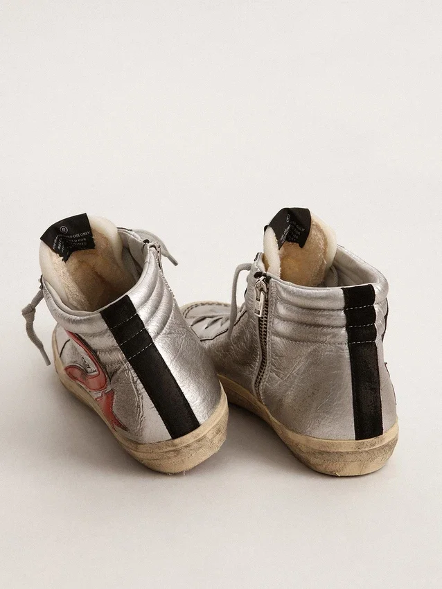 Damen-Slide mit Obermaterial aus silbermetallischem Leder und rotem Metallic-Leder-Akzent