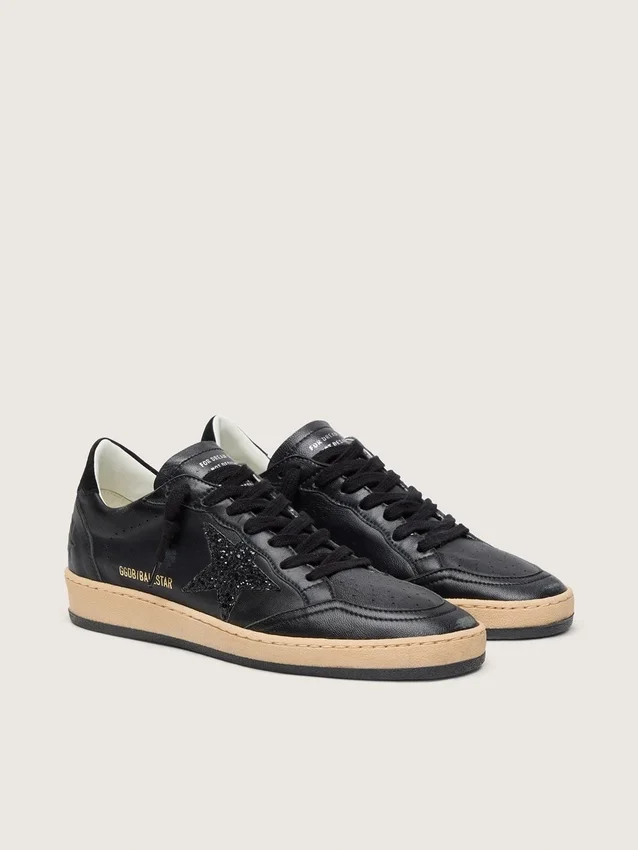 Damen-Sneaker «Ball Star» aus schwarzem Nappa mit schwarzem Glitzerstern und Fersenlasche aus Wildleder