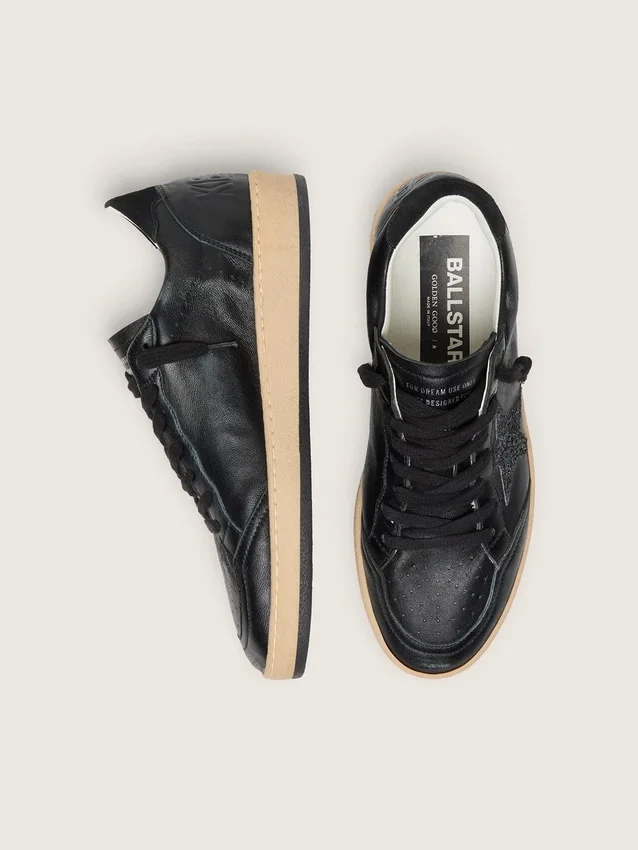 Damen-Sneaker «Ball Star» aus schwarzem Nappa mit schwarzem Glitzerstern und Fersenlasche aus Wildleder