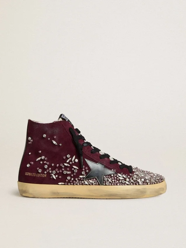 Damen-Sneaker «Francy LAB» aus burgunderrotem Wildleder mit glänzendem schwarzen Lederstern und Strasssteinen