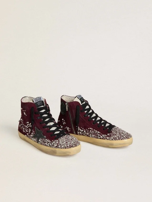 Damen-Sneaker «Francy LAB» aus burgunderrotem Wildleder mit glänzendem schwarzen Lederstern und Strasssteinen