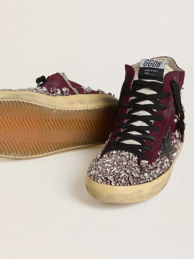 Damen-Sneaker «Francy LAB» aus burgunderrotem Wildleder mit glänzendem schwarzen Lederstern und Strasssteinen