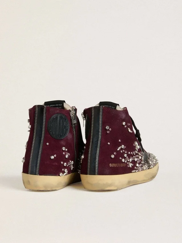 Damen-Sneaker «Francy LAB» aus burgunderrotem Wildleder mit glänzendem schwarzen Lederstern und Strasssteinen