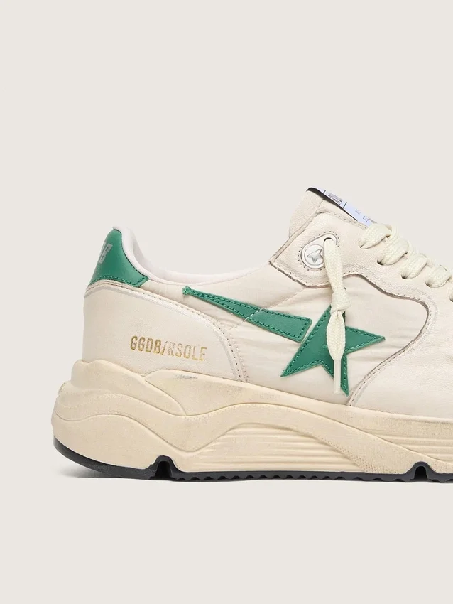 Damen-Sneaker mit Running Sole aus cremefarbenem Nylon und Leder mit grünem Lederstern