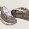 Damen-Sneaker mit Running Sole aus lavendelfarbenem Nylon und Wildleder mit aufgedrucktem Stern und silberner Lederlasche an der Ferse