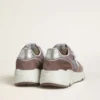 Damen-Sneaker mit Running Sole aus lavendelfarbenem Nylon und Wildleder mit aufgedrucktem Stern und silberner Lederlasche an der Ferse