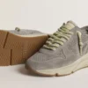 Damen-Sneaker «Running Sole» aus grauem Wildleder mit grauem Wildlederstern und Fersenlasche
