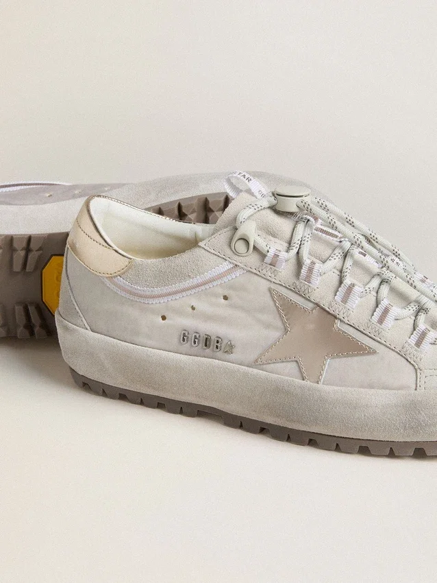 Damen-Super-Star-Ski aus hellgrauem Nylon mit metallischem Lederstern und Fersenlasche
