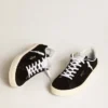 Damen-Tennissneaker aus schwarzem Wildleder mit weisser Lederlasche an der Ferse