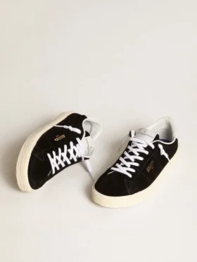 Damen-Tennissneaker aus schwarzem Wildleder mit weisser Lederlasche an der Ferse