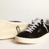 Damen-Tennissneaker aus schwarzem Wildleder mit weisser Lederlasche an der Ferse