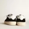 Damen-Tennissneaker aus schwarzem Wildleder mit weisser Lederlasche an der Ferse