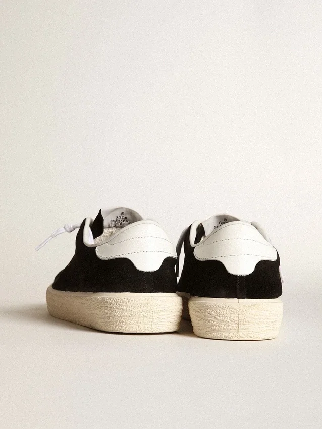 Damen-Tennissneaker aus schwarzem Wildleder mit weisser Lederlasche an der Ferse
