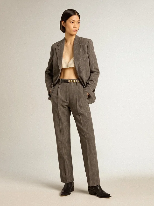 Damen-Top mit Perlenkette