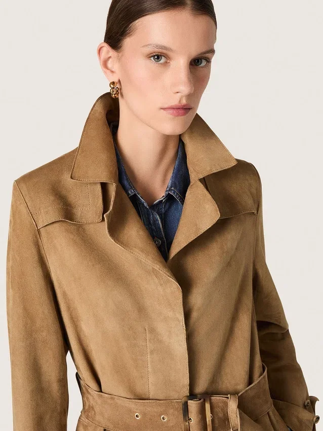 Damen-Trenchcoat mit Gürtel aus sandfarbenem Wildleder
