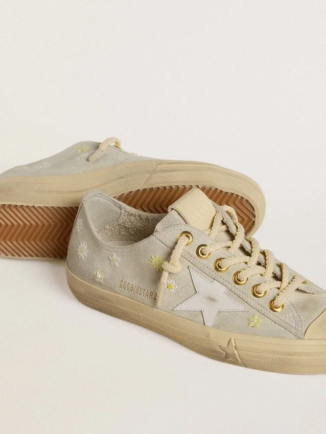 Damen-V-Star aus eisgrauem Wildleder mit weissem Lederstern und Blumenstickerei