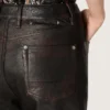 Damenhose aus dunkelburgunderrotem Nappaleder mit Vintage-Optik
