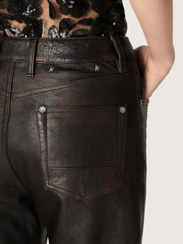 Damenhose aus dunkelburgunderrotem Nappaleder mit Vintage-Optik