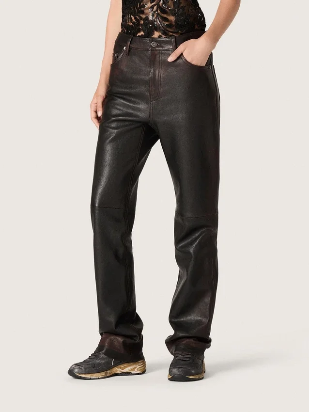 Damenhose aus dunkelburgunderrotem Nappaleder mit Vintage-Optik