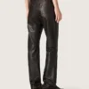 Damenhose aus dunkelburgunderrotem Nappaleder mit Vintage-Optik