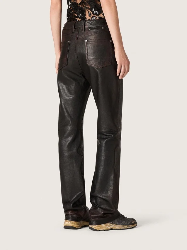 Damenhose aus dunkelburgunderrotem Nappaleder mit Vintage-Optik