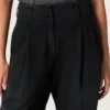 Damenhose aus schwarzem Baumwoll-Denim mit Lived-In-Optik