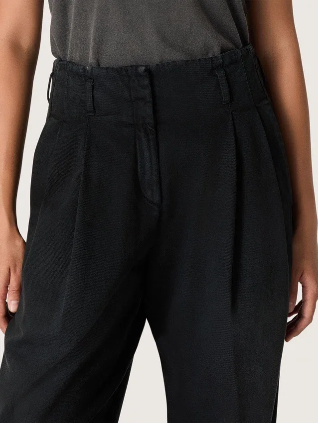Damenhose aus schwarzem Baumwoll-Denim mit Lived-In-Optik