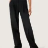 Damenhose aus schwarzem Baumwoll-Denim mit Lived-In-Optik