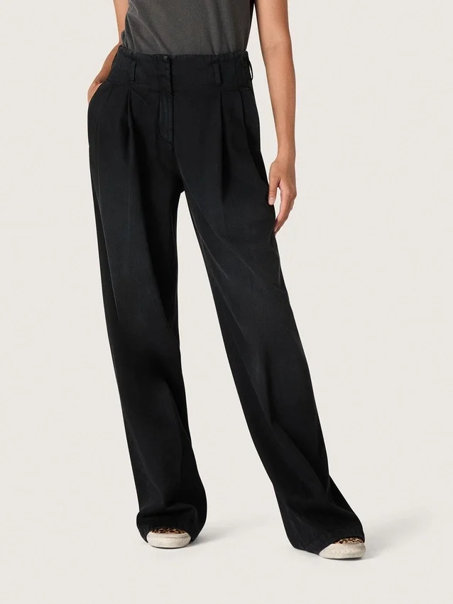 Damenhose aus schwarzem Baumwoll-Denim mit Lived-In-Optik