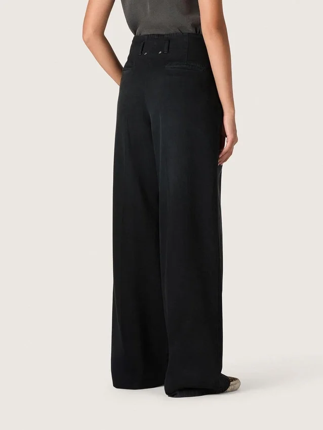 Damenhose aus schwarzem Baumwoll-Denim mit Lived-In-Optik