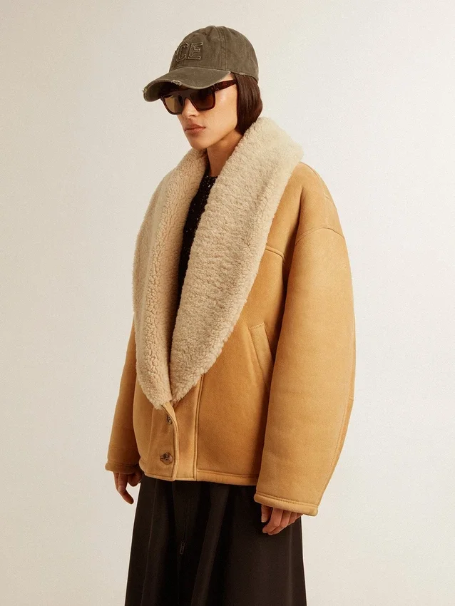 Damenjacke aus Schafsfell mit breitem Shearling-Schalkragen