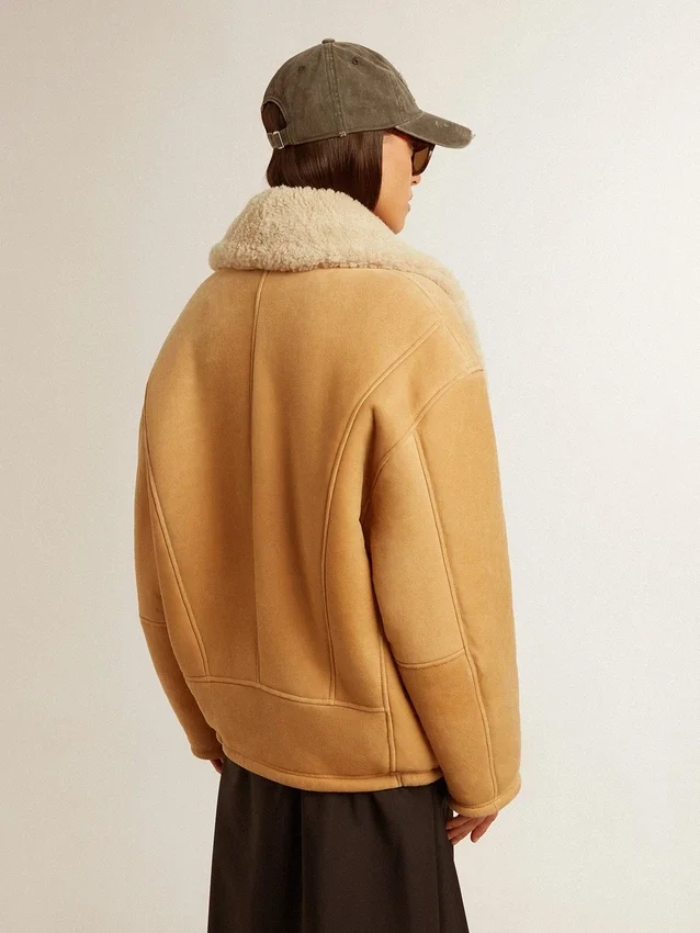 Damenjacke aus Schafsfell mit breitem Shearling-Schalkragen