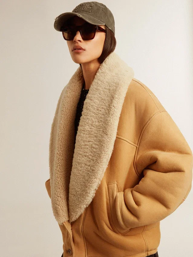 Damenjacke aus Schafsfell mit breitem Shearling-Schalkragen