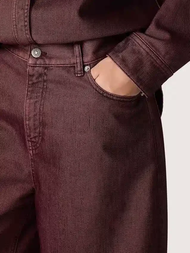 Damenjeans aus burgunderrotem Denim