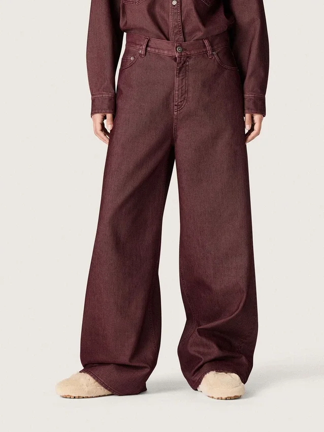 Damenjeans aus burgunderrotem Denim
