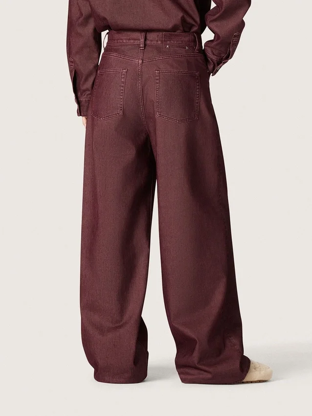 Damenjeans aus burgunderrotem Denim