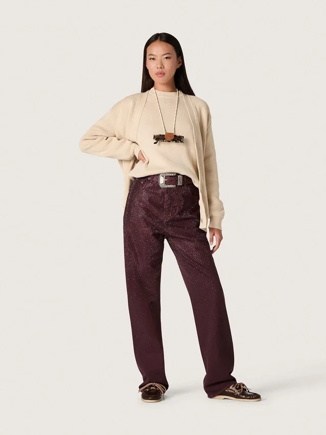 Damenjeans aus burgunderrotem Denim mit Kristallen im Farbverlauf