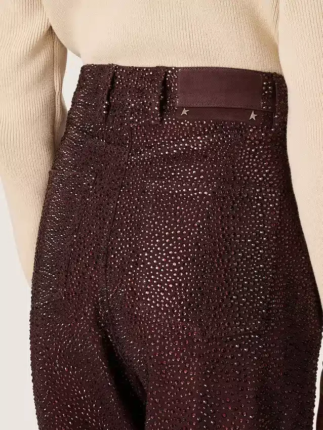 Damenjeans aus burgunderrotem Denim mit Kristallen im Farbverlauf