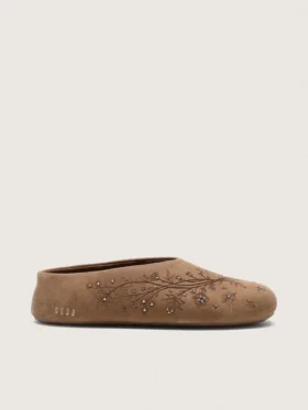 Damenmodell «Tierra» aus tabakfarbenem Wildleder mit Blumenmotiv und Nieten