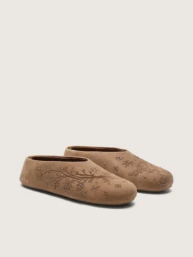 Damenmodell «Tierra» aus tabakfarbenem Wildleder mit Blumenmotiv und Nieten