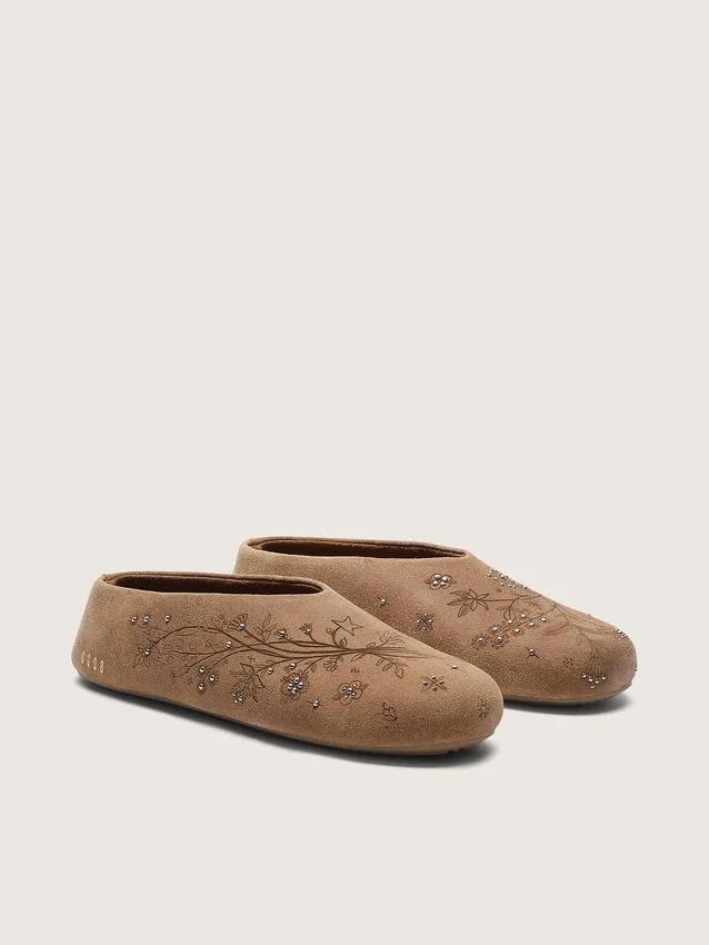 Damenmodell «Tierra» aus tabakfarbenem Wildleder mit Blumenmotiv und Nieten