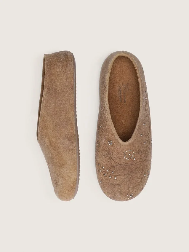 Damenmodell «Tierra» aus tabakfarbenem Wildleder mit Blumenmotiv und Nieten