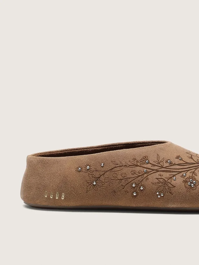 Damenmodell «Tierra» aus tabakfarbenem Wildleder mit Blumenmotiv und Nieten