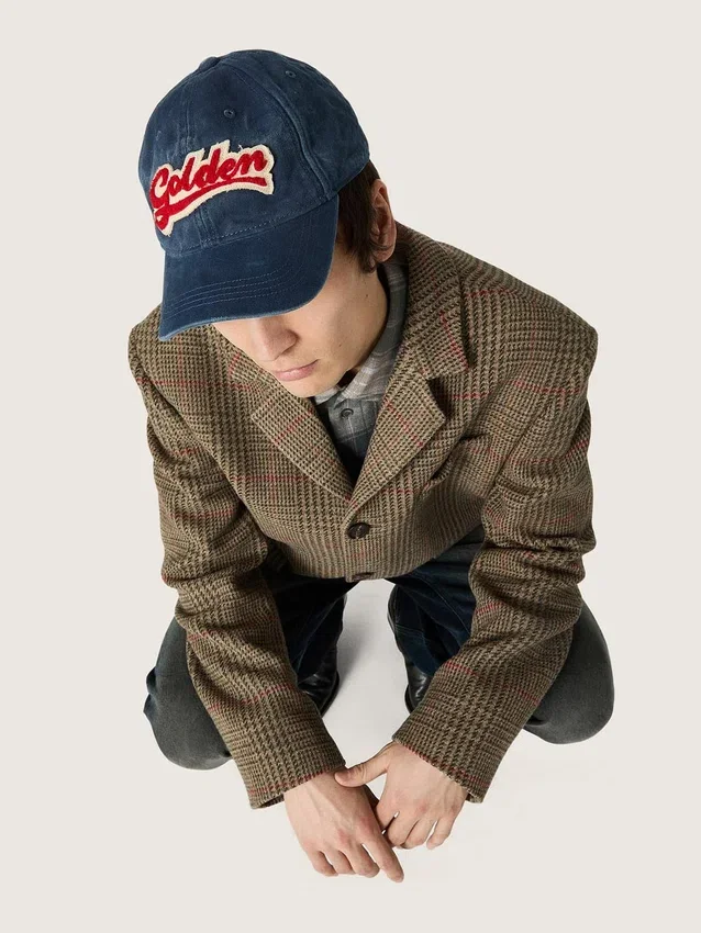 Denimblaue Baseballkappe mit rot-weissem Frottee-«Golden»-Aufnäher